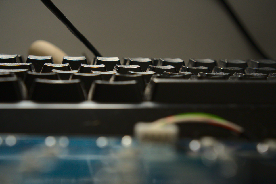 Foto do teclado de perto em perfil