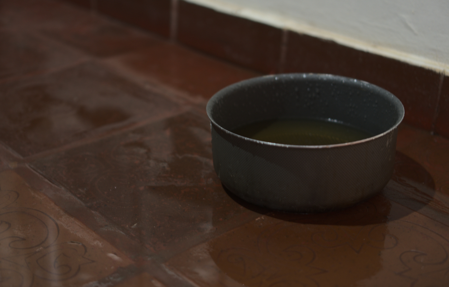 Panela sem alça com água sobre piso de cerâmica